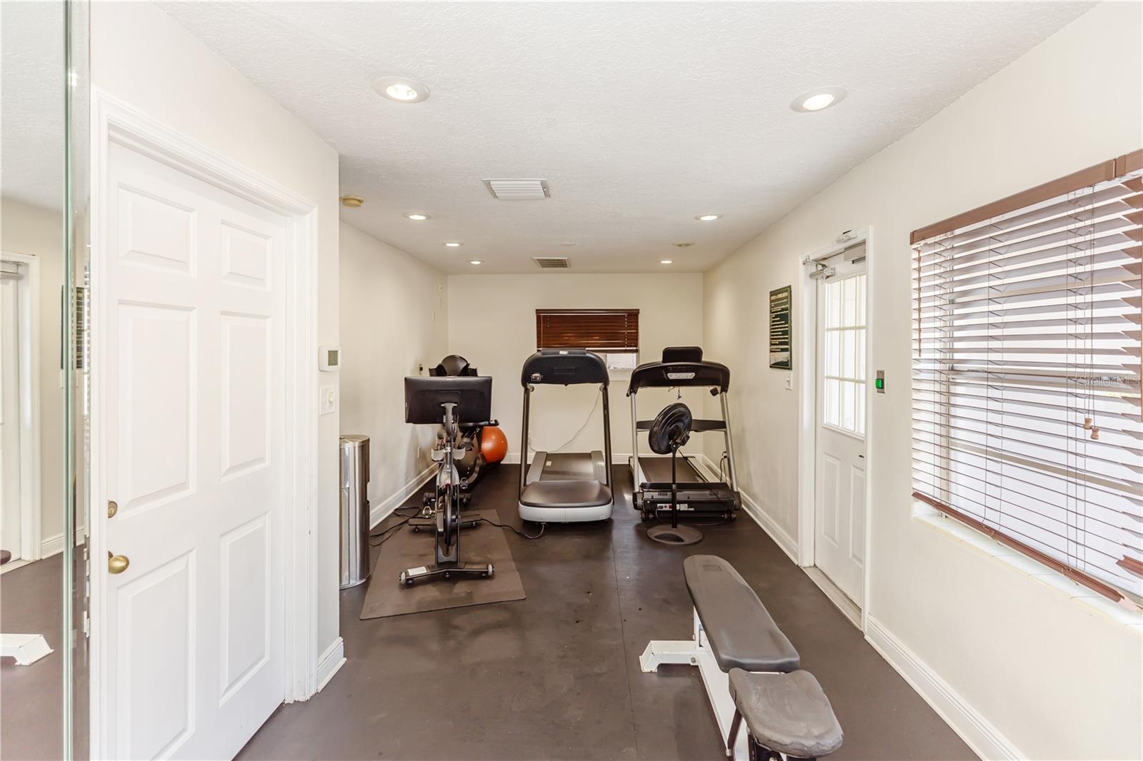 1100 DELANEY AVE #F200