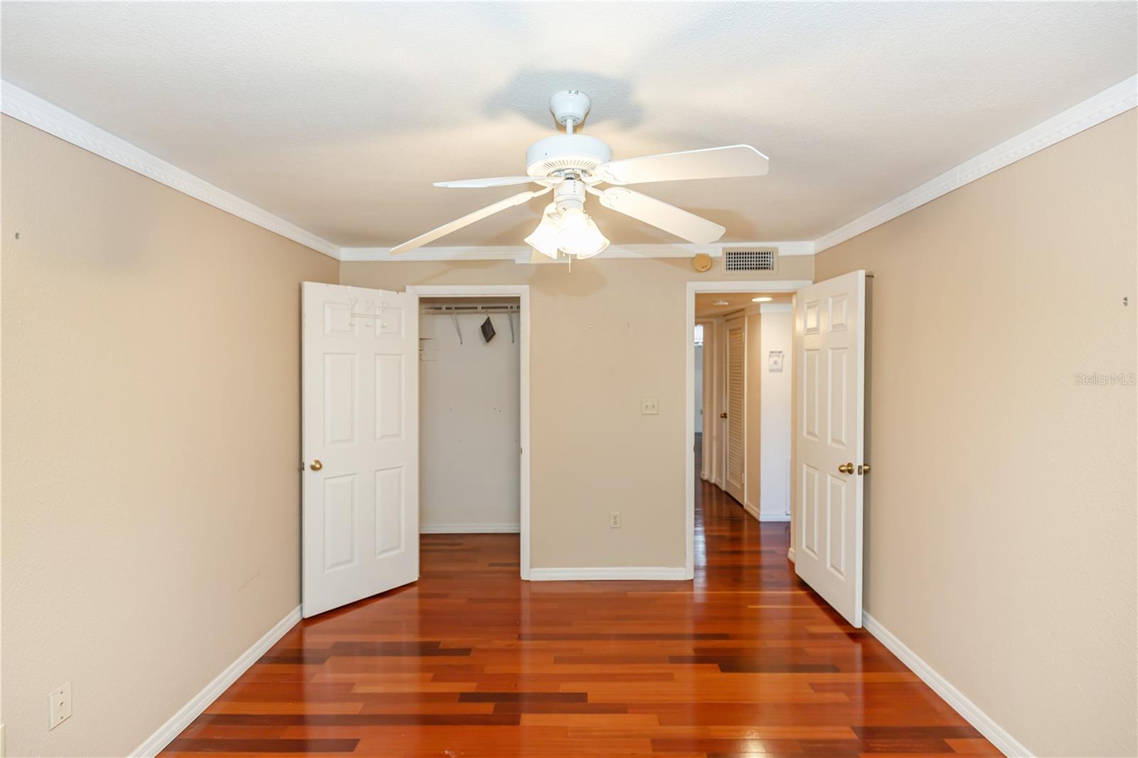 1100 DELANEY AVE #F200