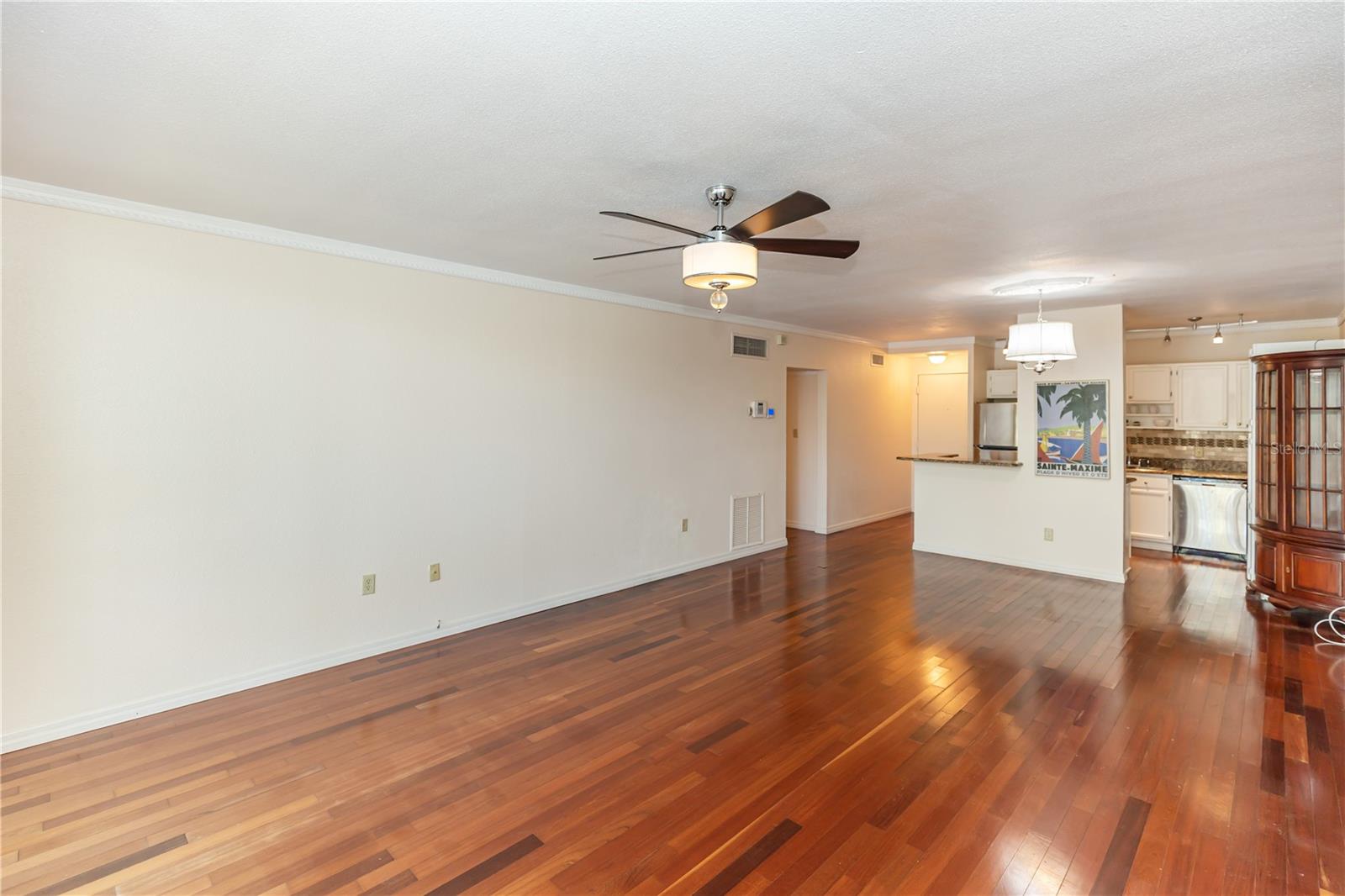 1100 DELANEY AVE #F200