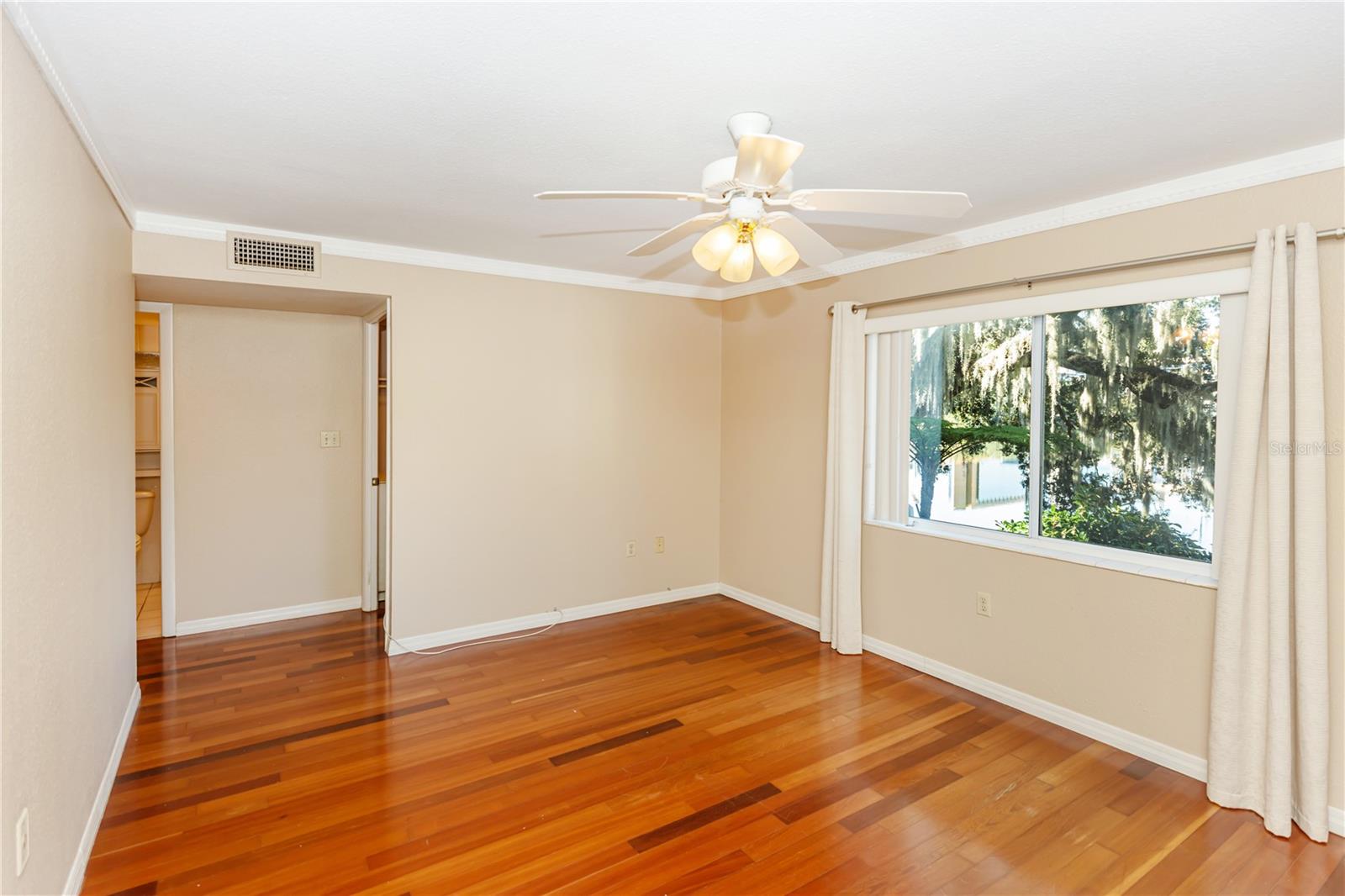 1100 DELANEY AVE #F200
