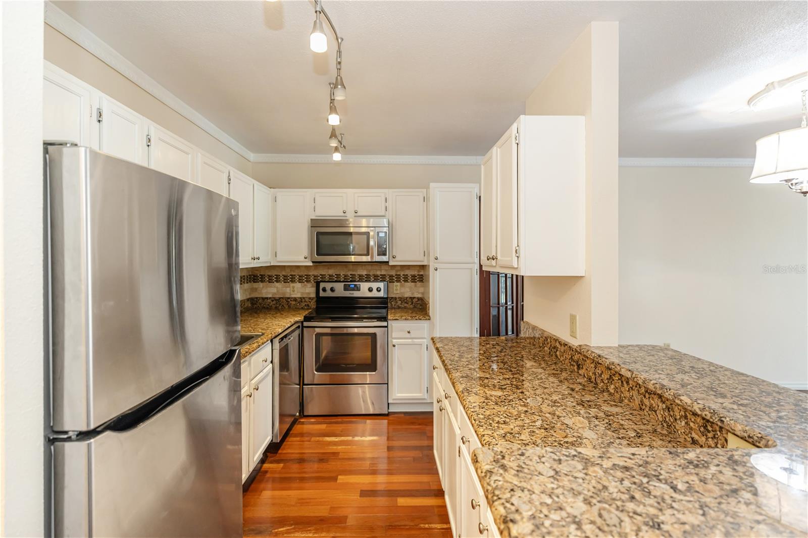 1100 DELANEY AVE #F200