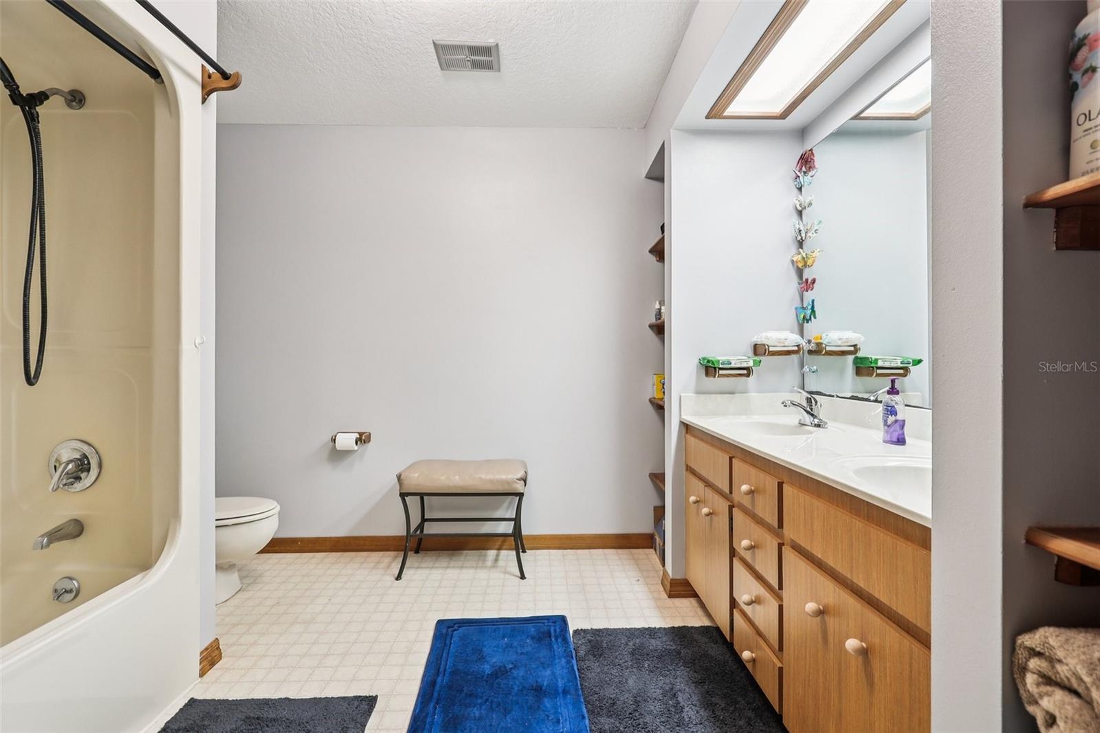 2221 OAK HILL DR
