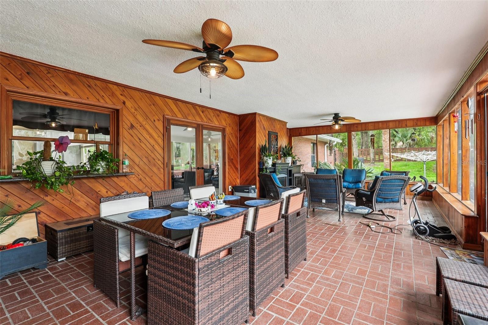 2221 OAK HILL DR