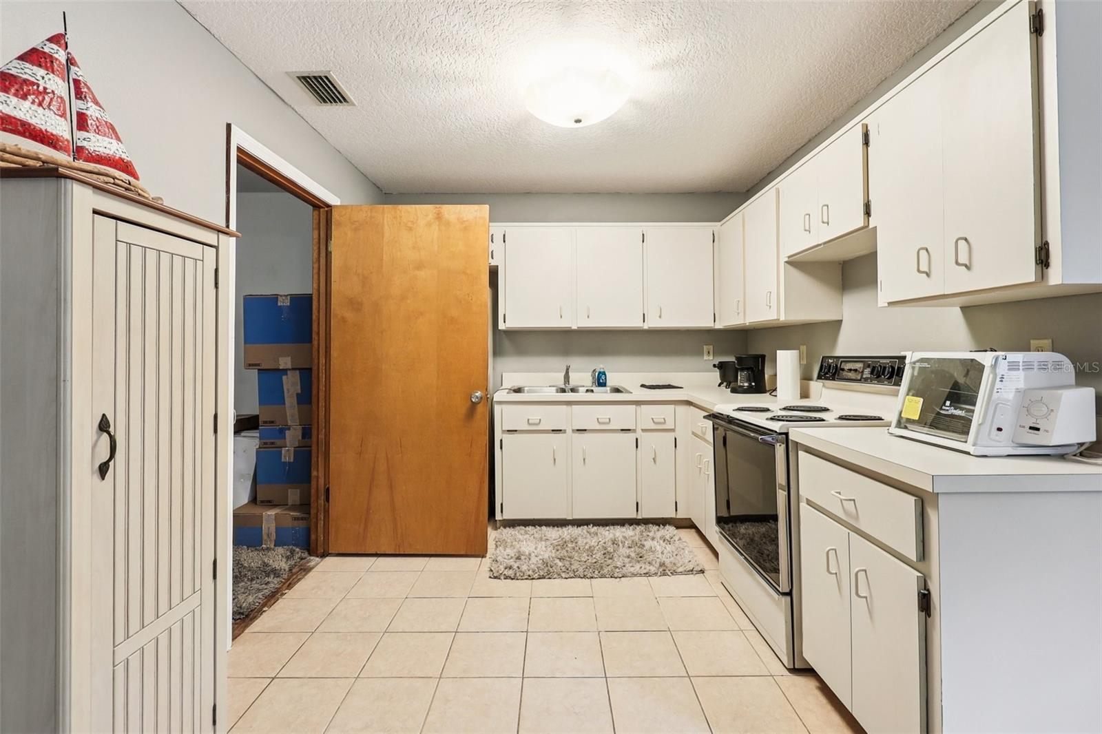 2221 OAK HILL DR