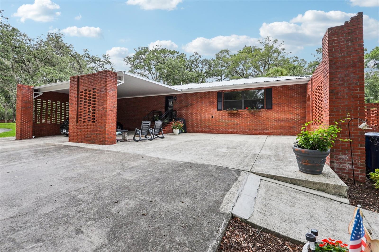 2221 OAK HILL DR