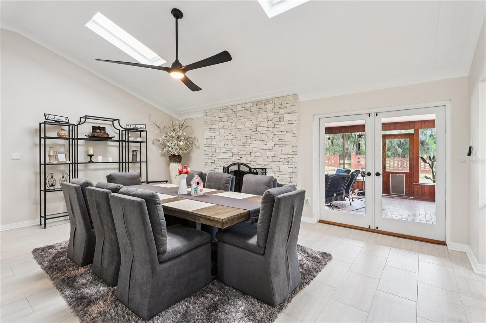 2221 OAK HILL DR