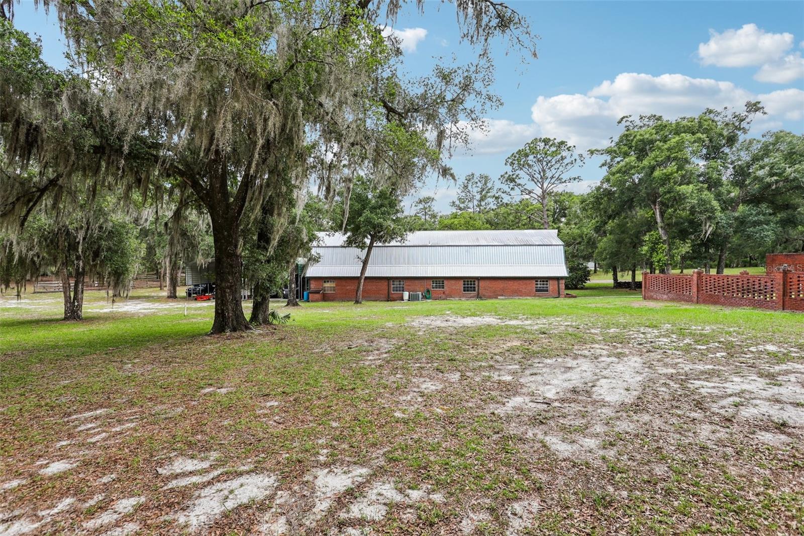 2221 OAK HILL DR