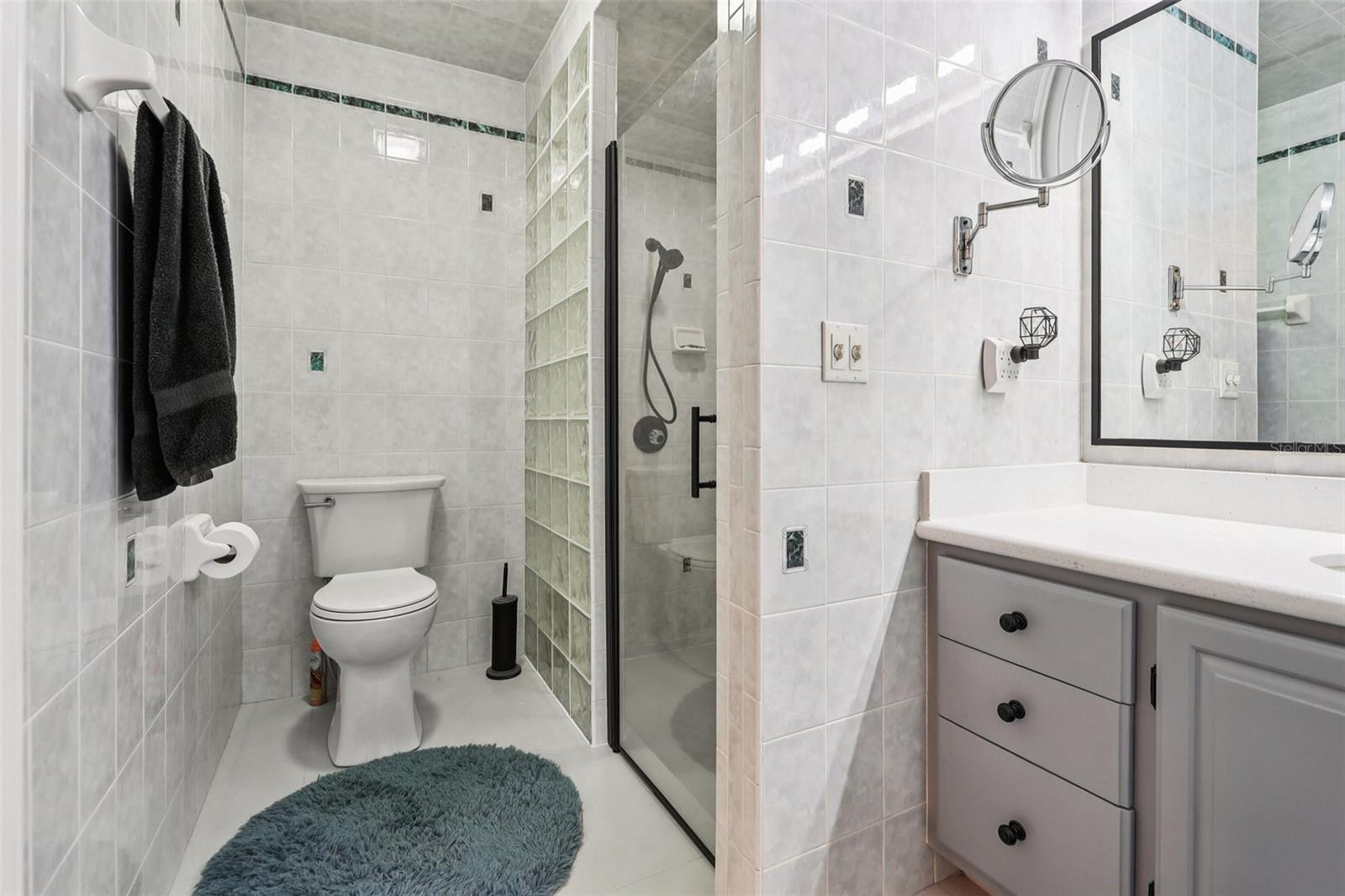 2221 OAK HILL DR
