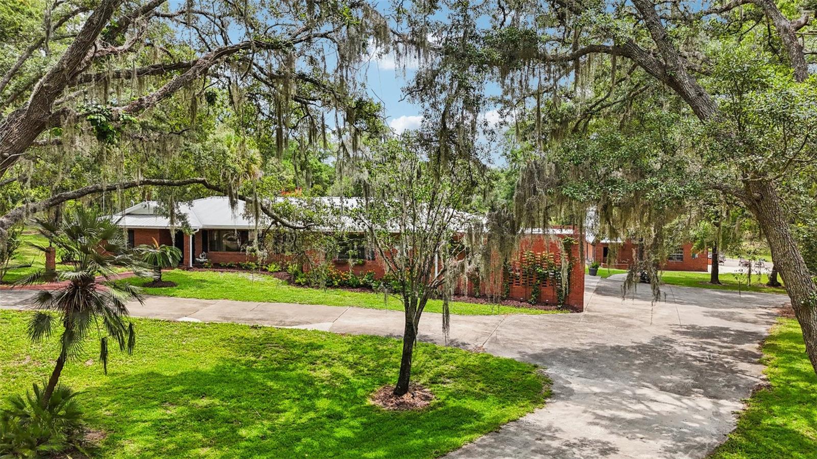 2221 OAK HILL DR