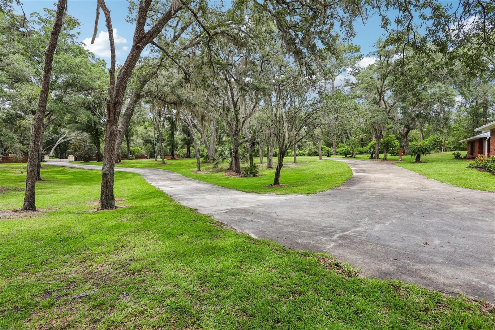 2221 OAK HILL DR
