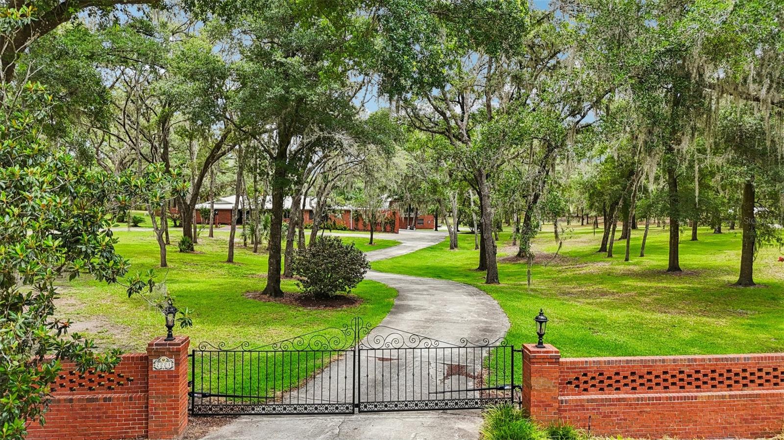 2221 OAK HILL DR