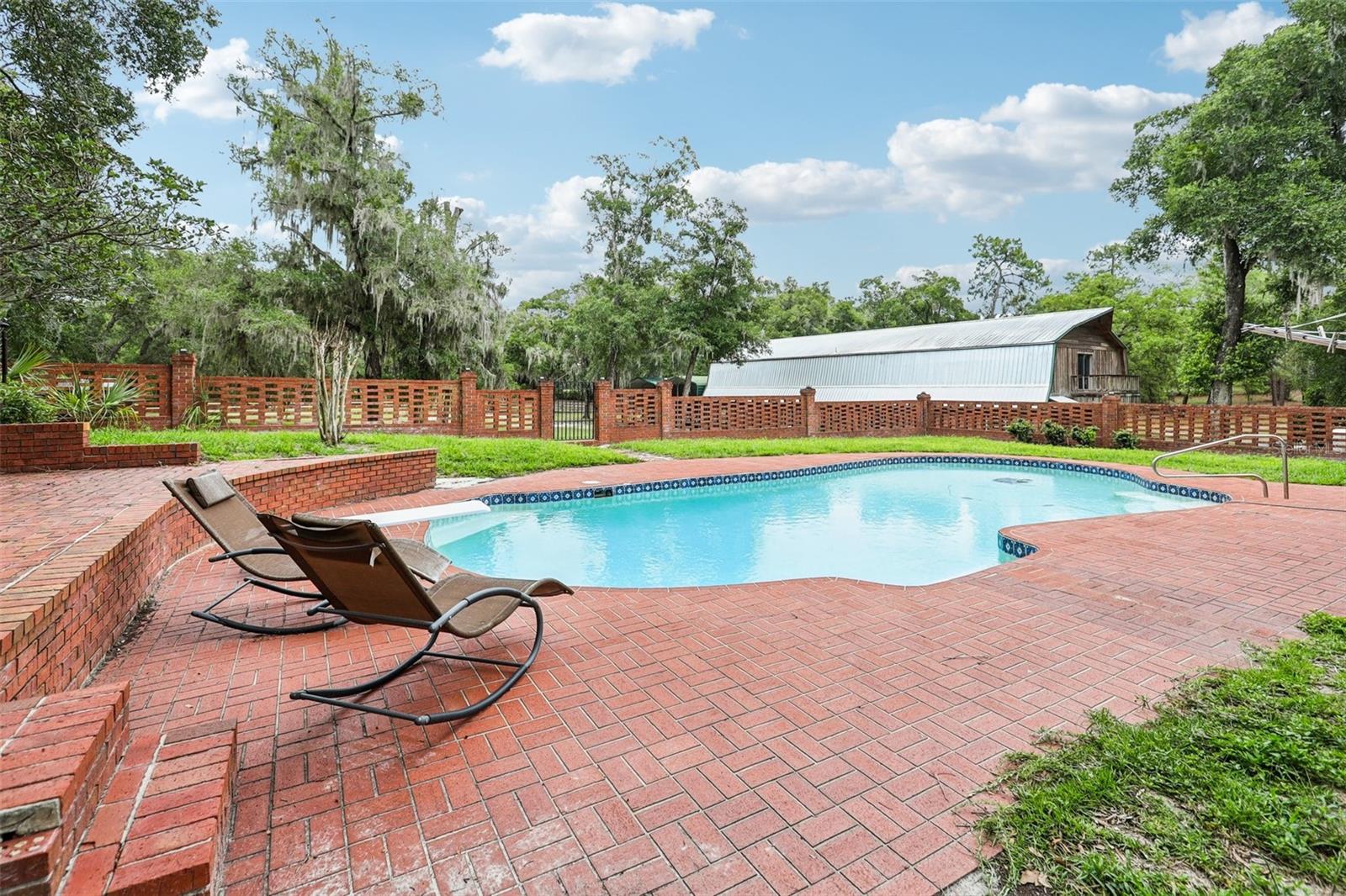 2221 OAK HILL DR