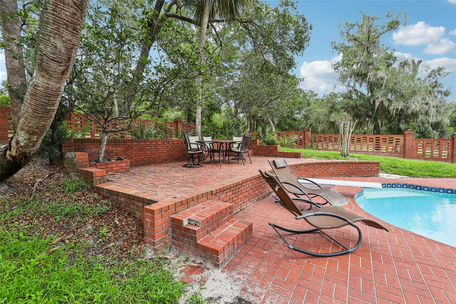 2221 OAK HILL DR