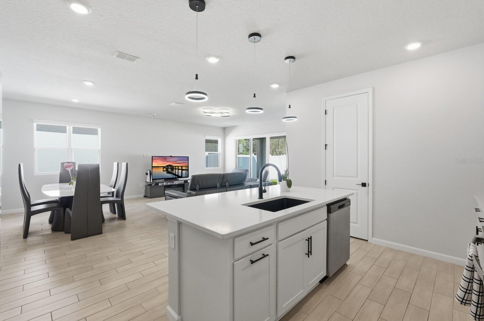 1002 RIVER FALLS CIR