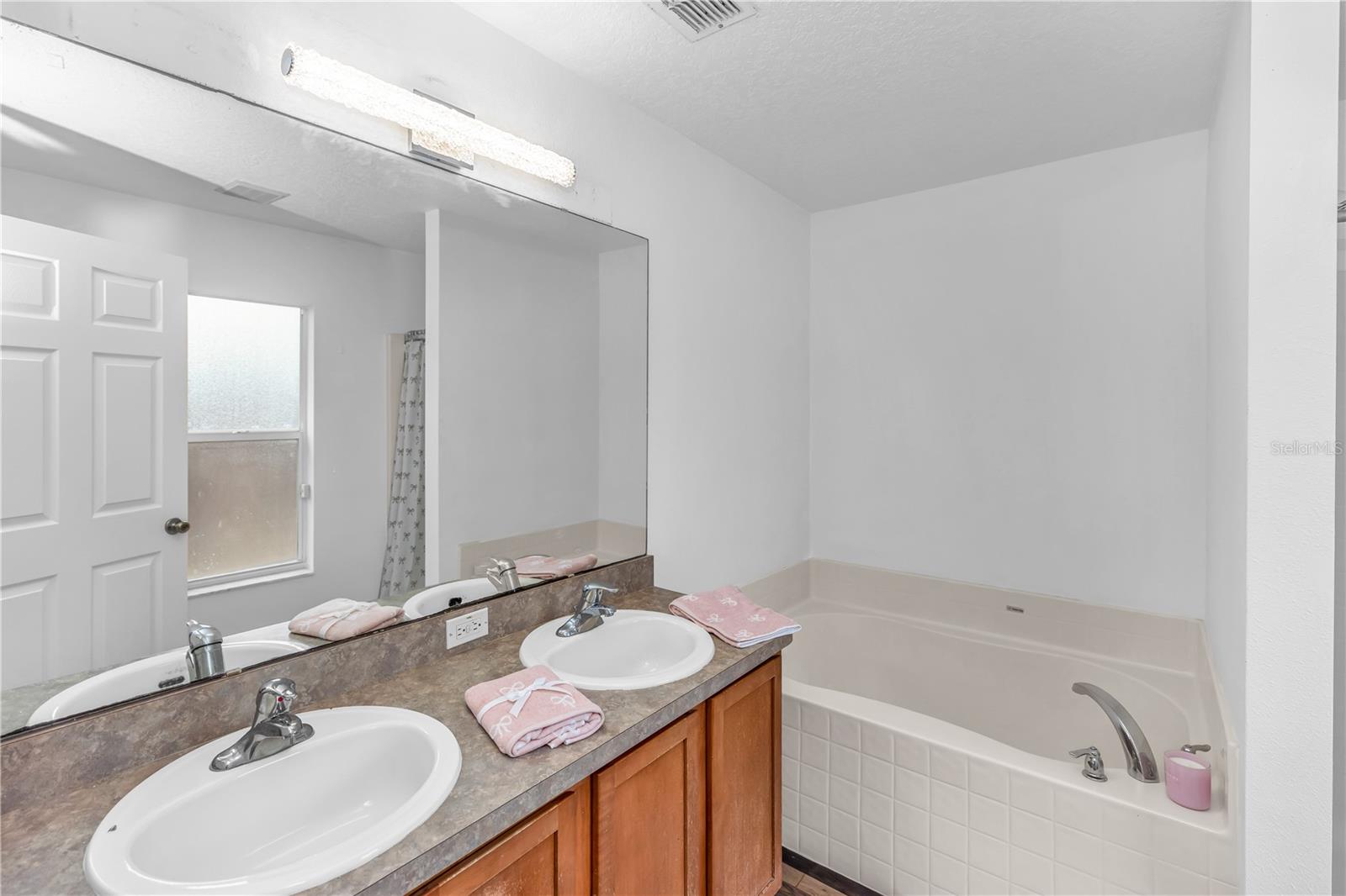 1384 FREEPORT DR