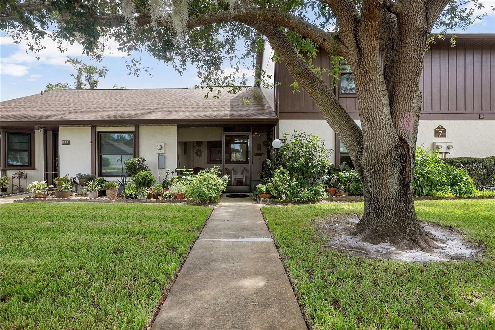 955 EASTRIDGE DR #7P