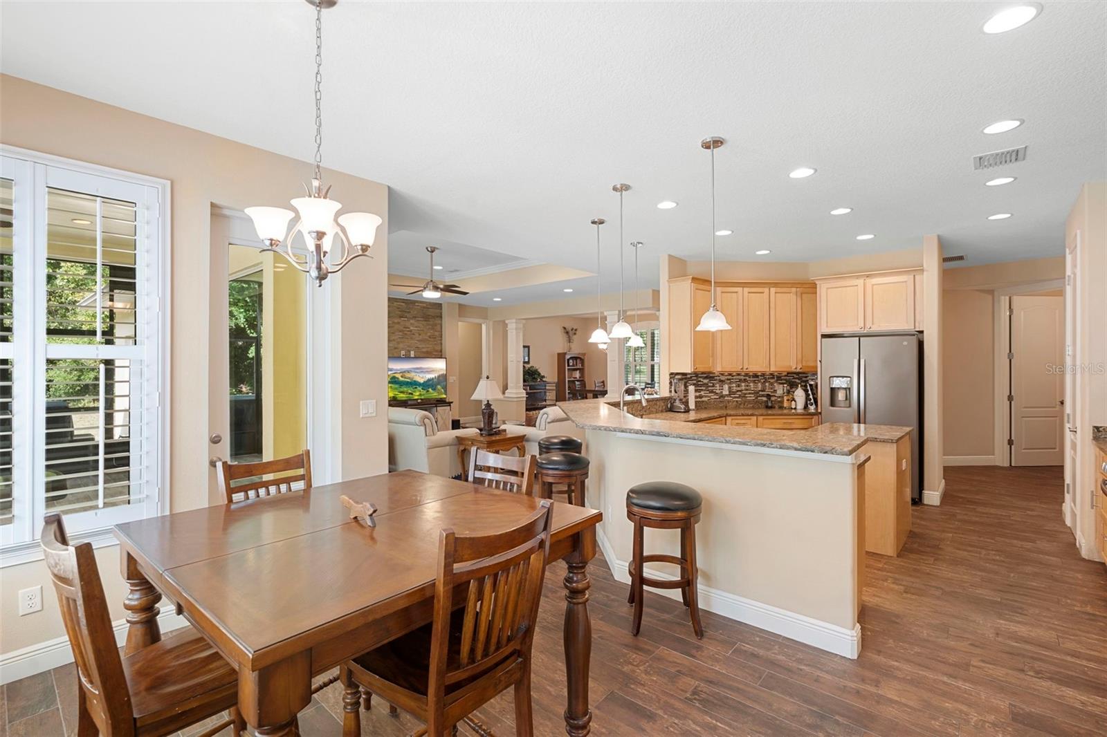 1806 GLENWOOD OAKS LN