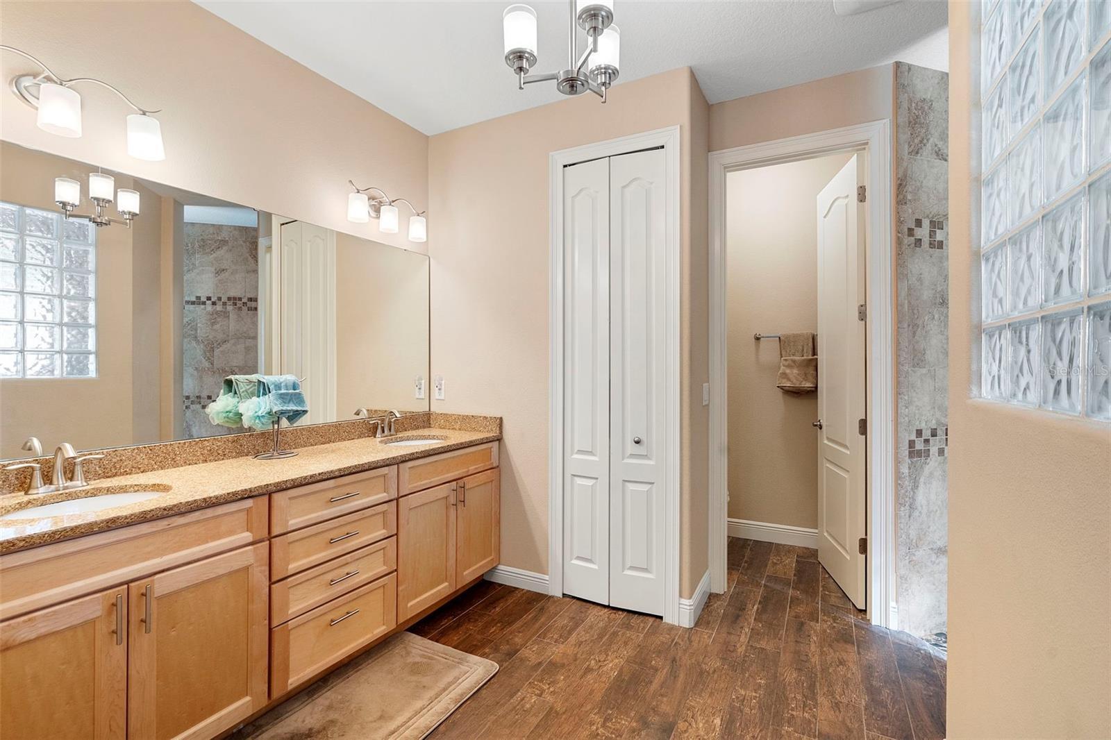 1806 GLENWOOD OAKS LN