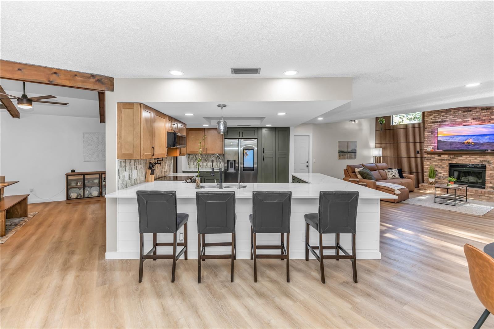 634 E LEHIGH DR
