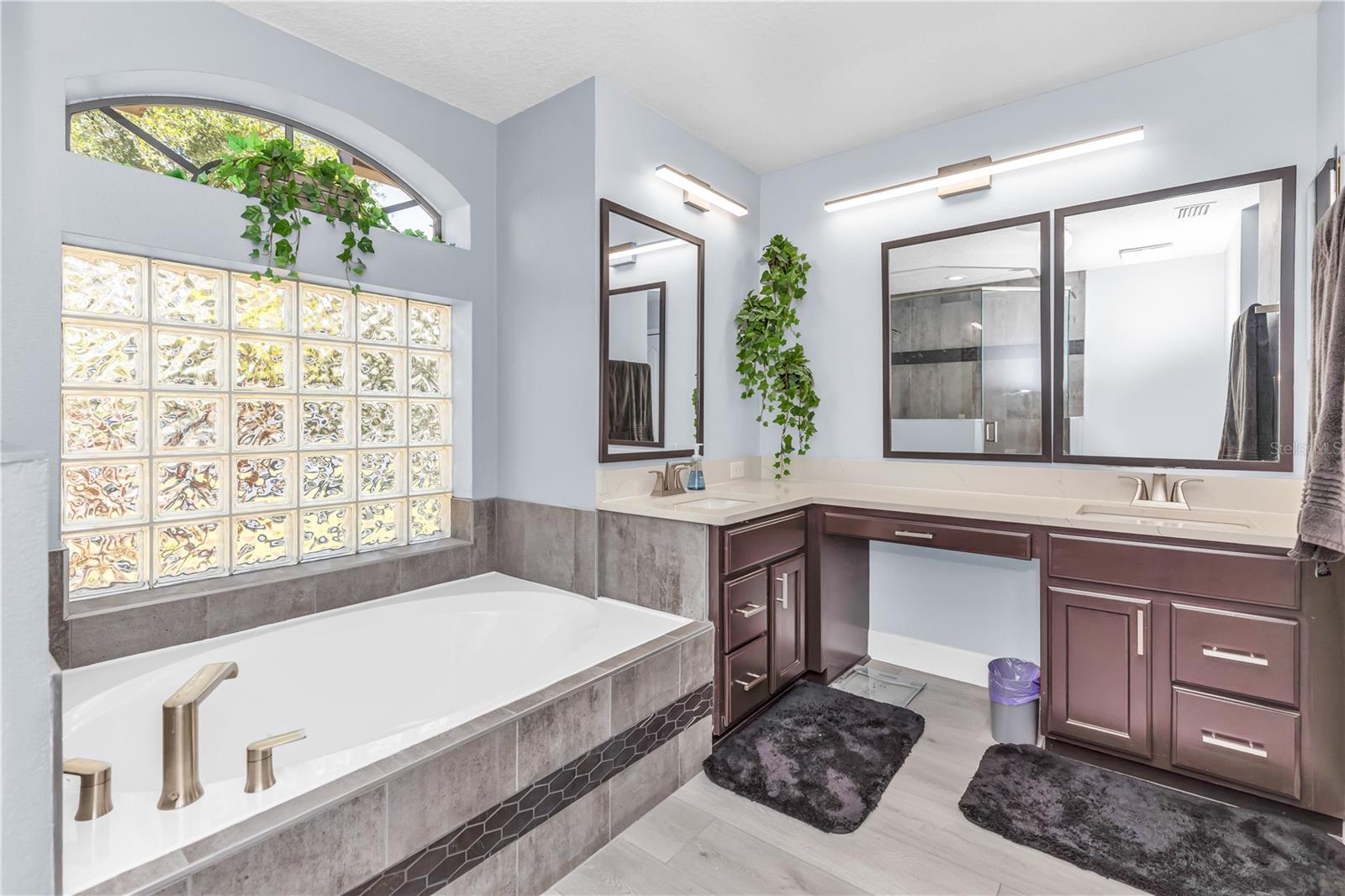 1930 GOLF OAK DR