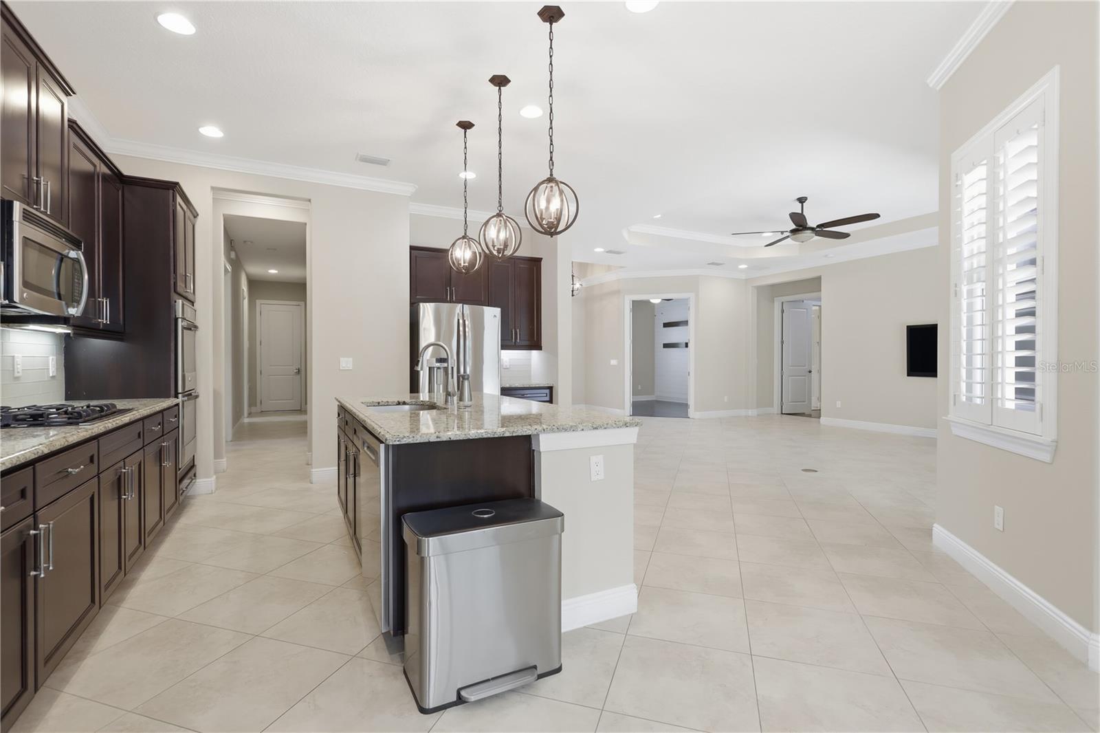 112 WISTERIA LN