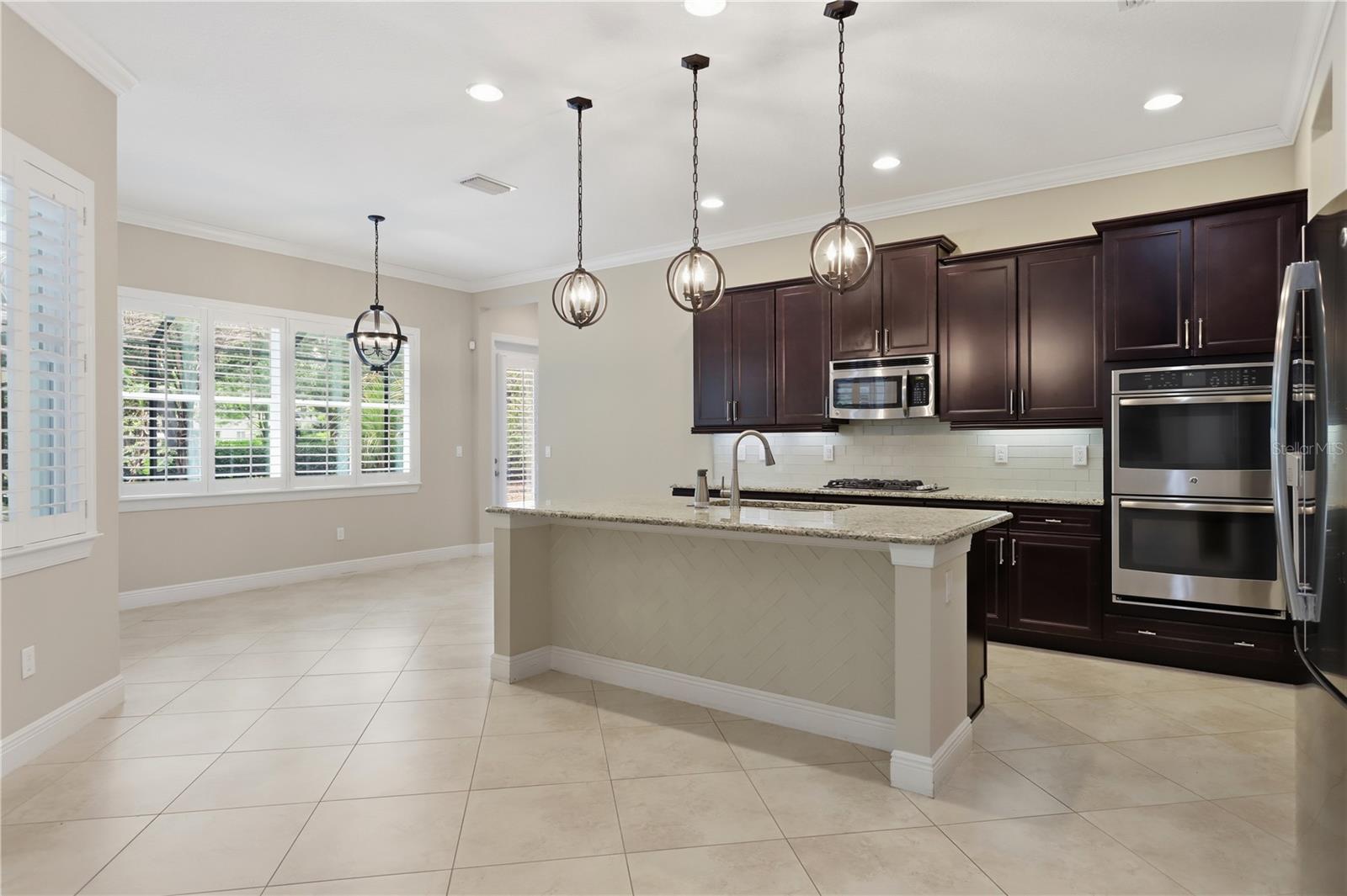 112 WISTERIA LN