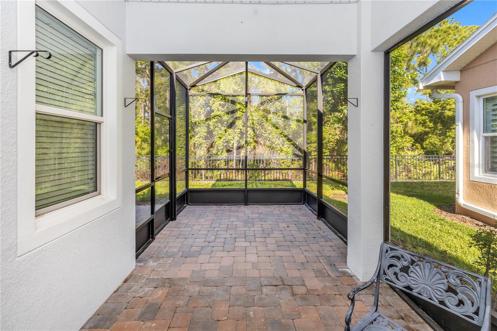 1682 VICTORIA GARDENS DR