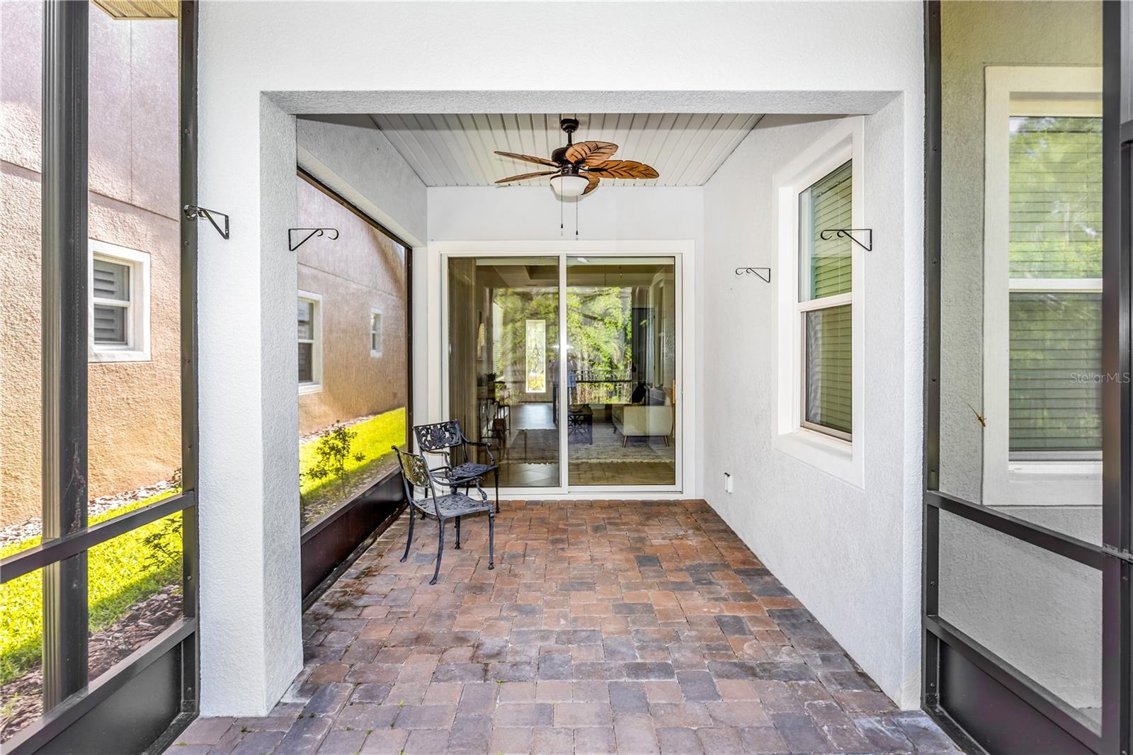1682 VICTORIA GARDENS DR