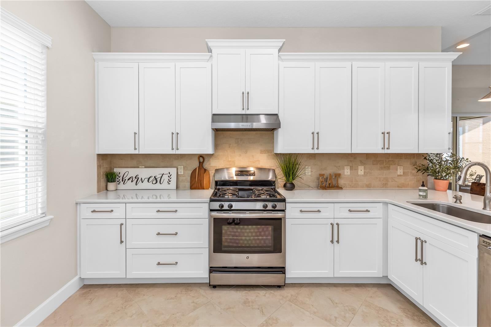 1682 VICTORIA GARDENS DR
