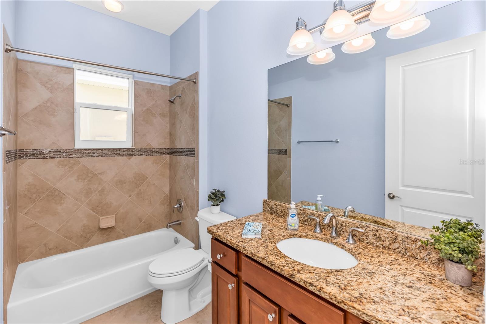 1682 VICTORIA GARDENS DR