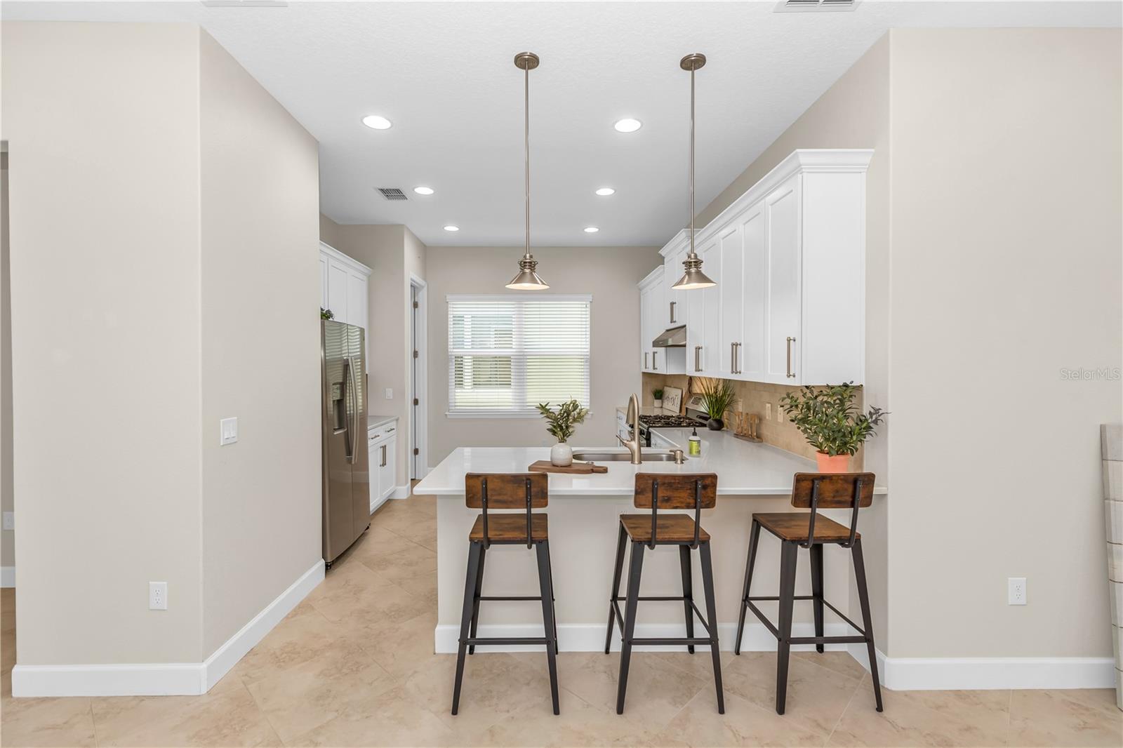 1682 VICTORIA GARDENS DR