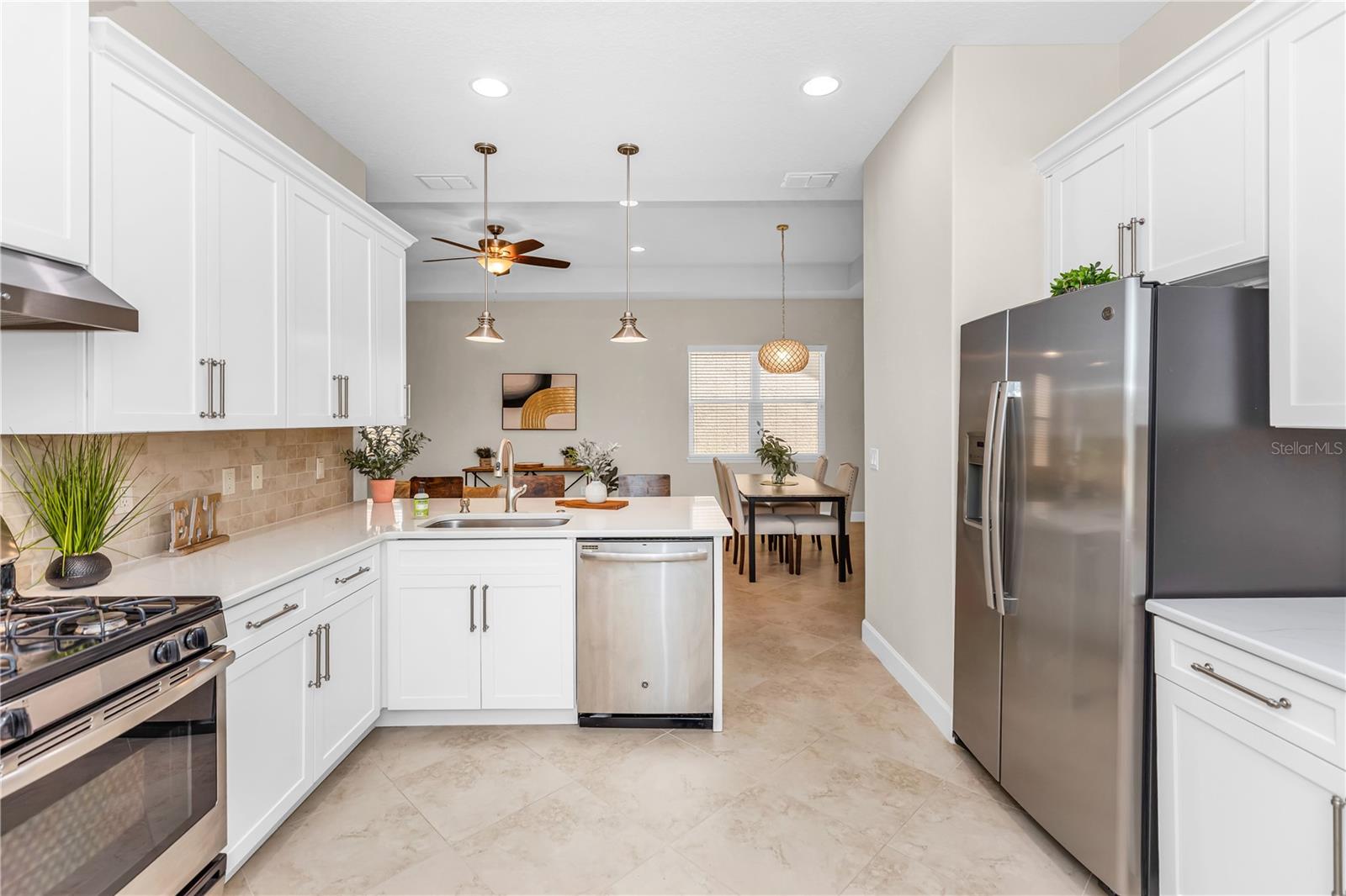 1682 VICTORIA GARDENS DR