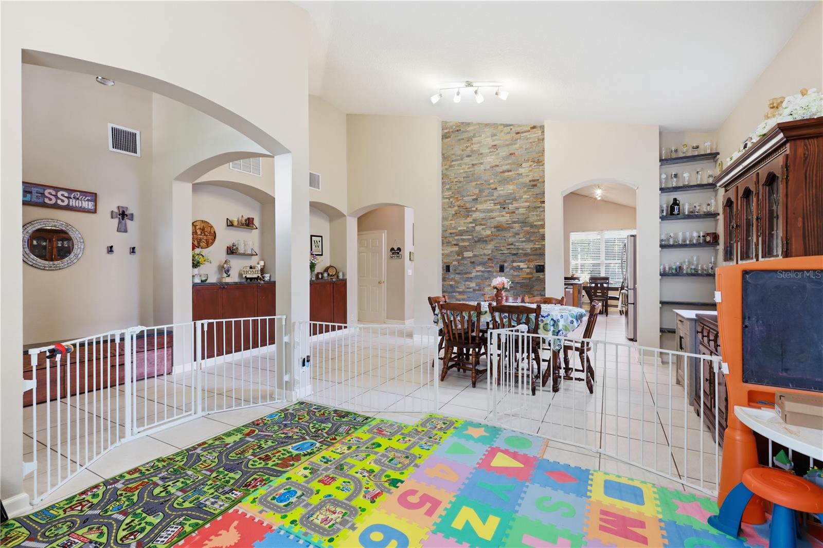 423 VICTORIA HILLS DR