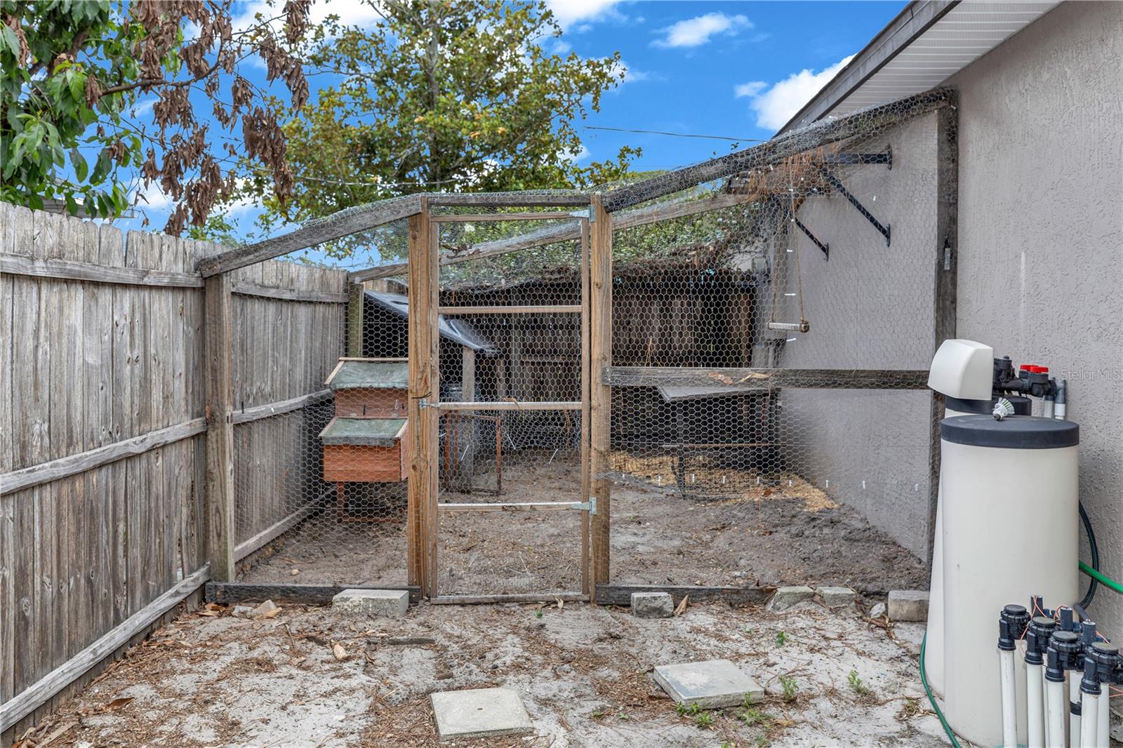 2111 E PARKTON DR