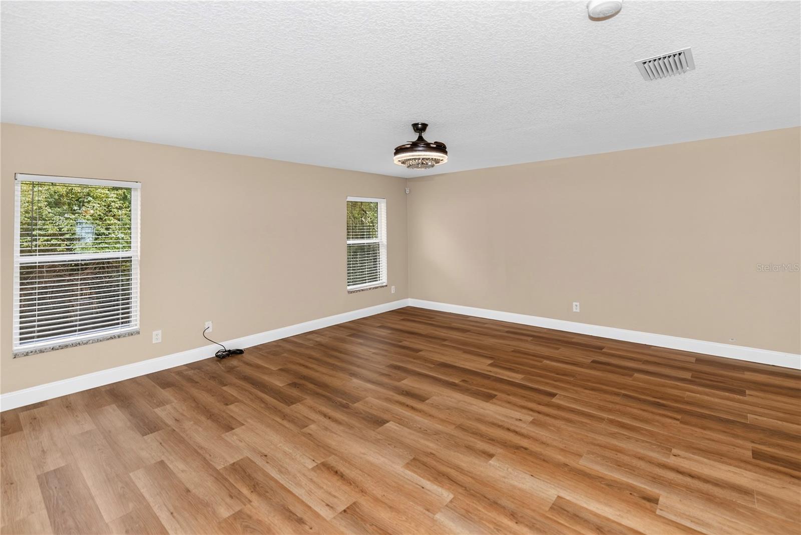 690 W LISBON PKWY