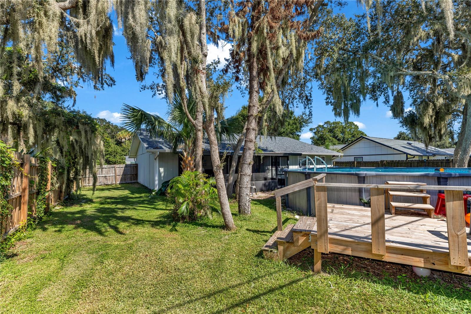 2512 PINE TREE DR
