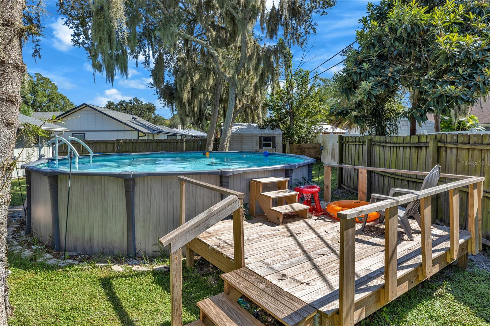 2512 PINE TREE DR
