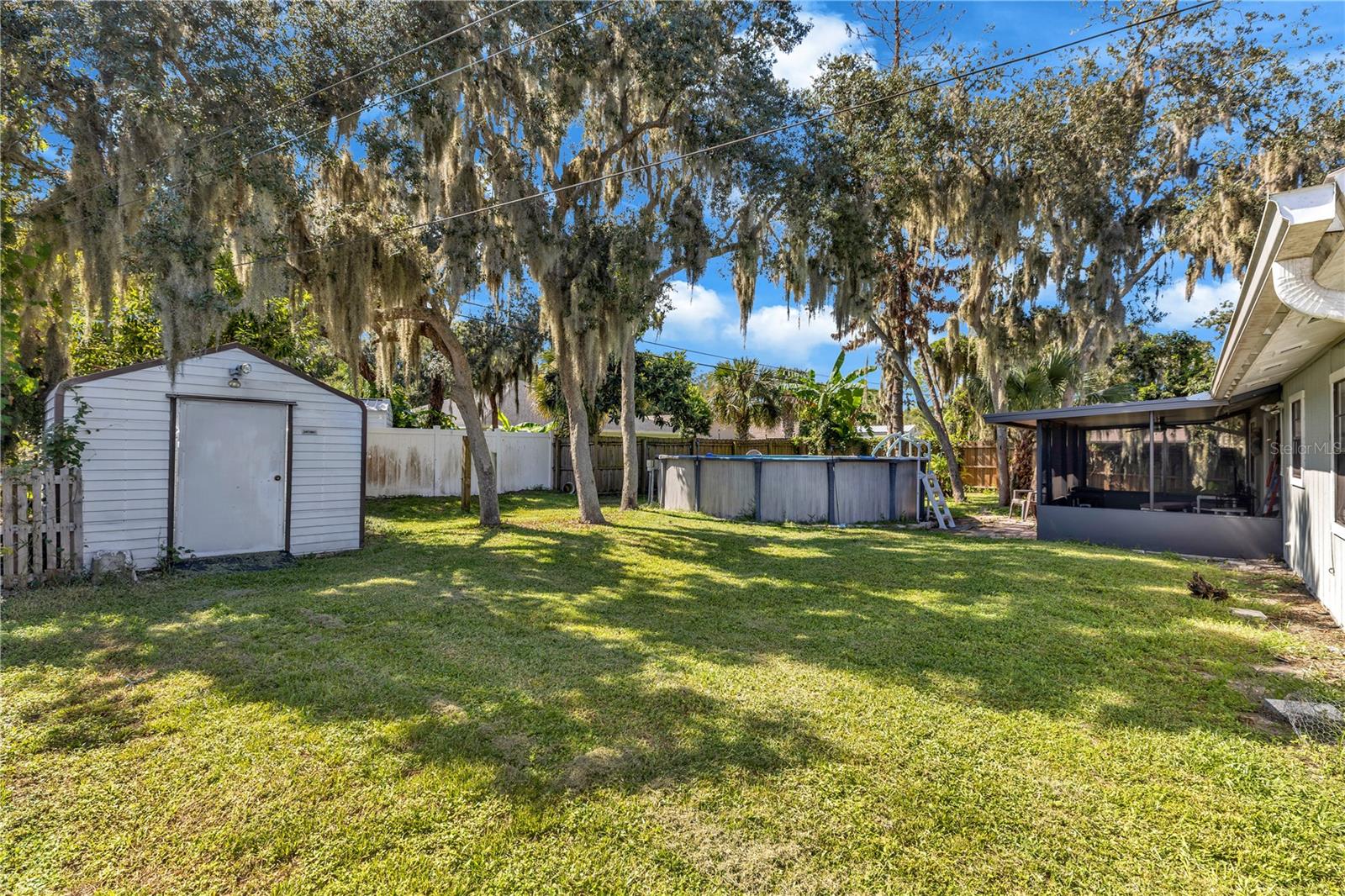 2512 PINE TREE DR