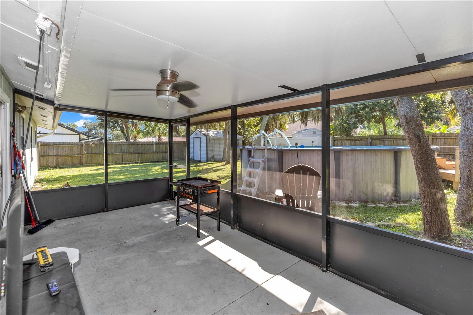 2512 PINE TREE DR