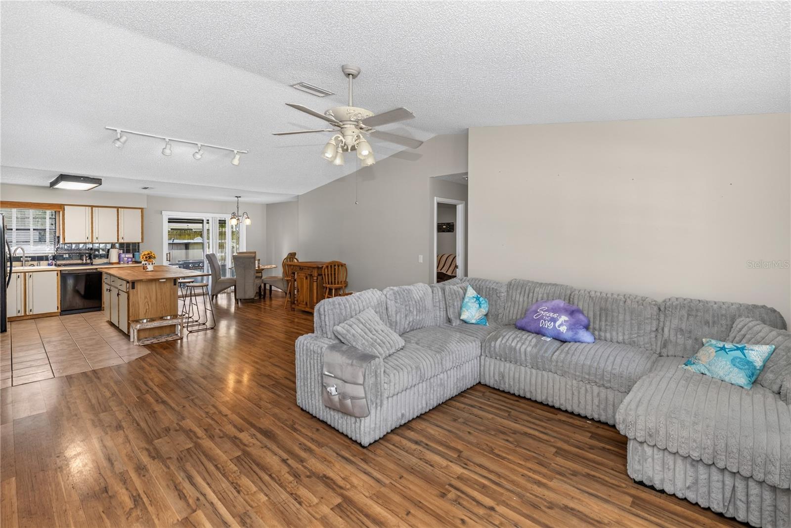 2512 PINE TREE DR