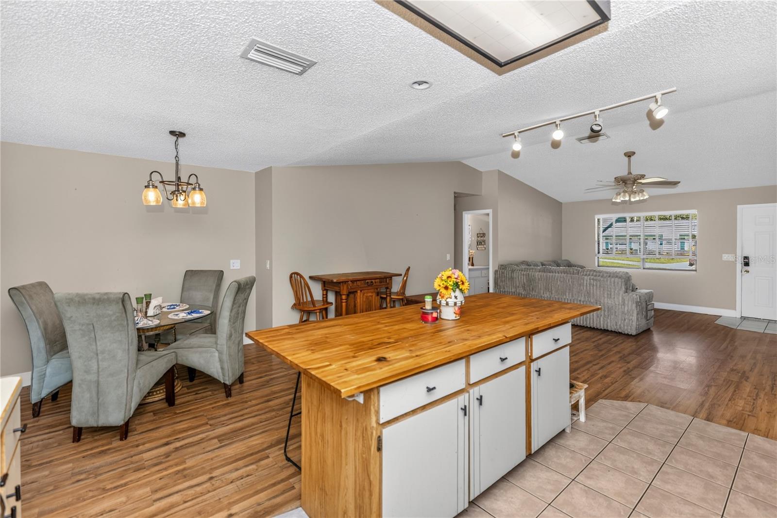 2512 PINE TREE DR