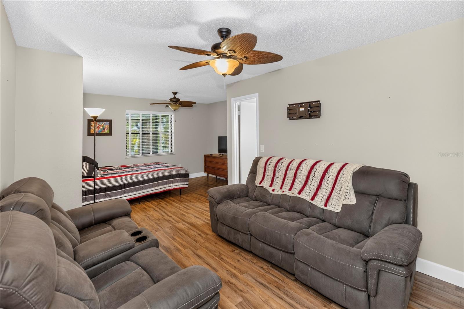 2512 PINE TREE DR