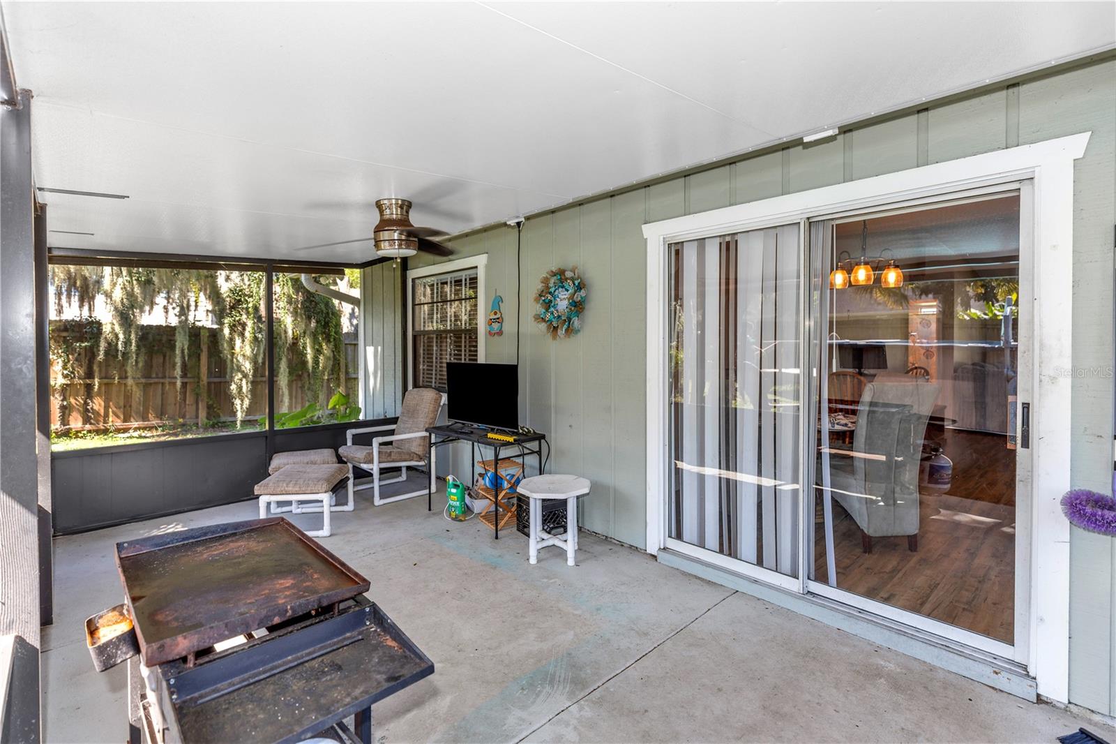 2512 PINE TREE DR