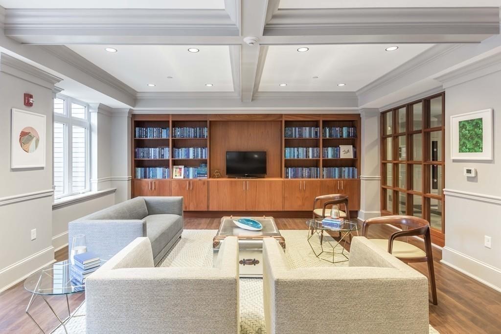 1501 Commonwealth Ave # 301