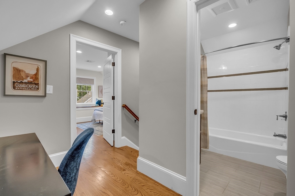 8 Holton Rd