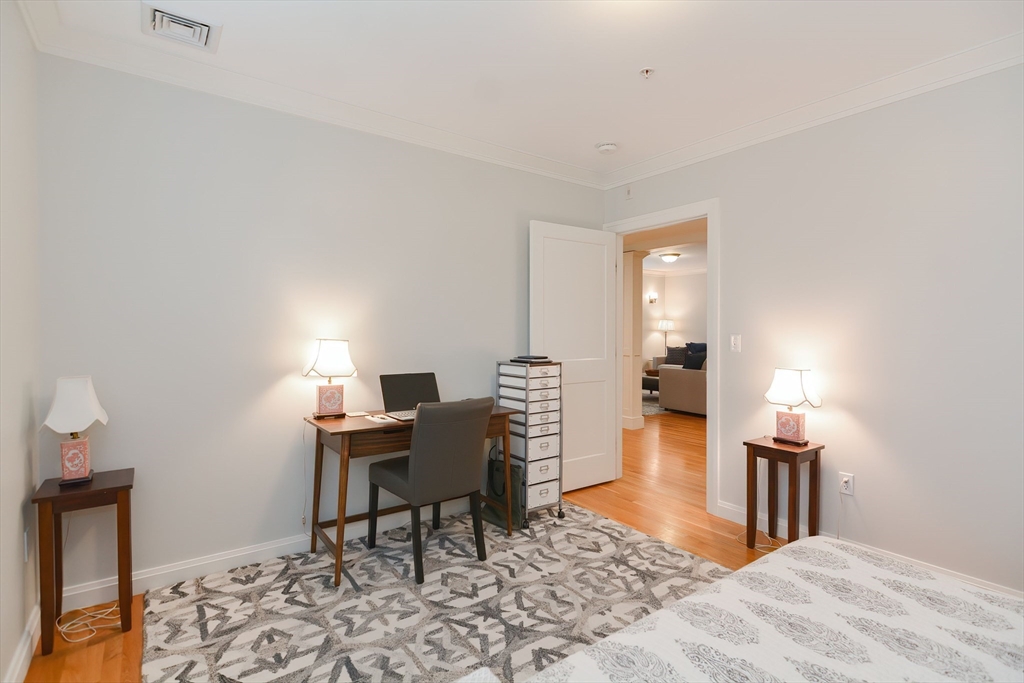 156 Green St # 201