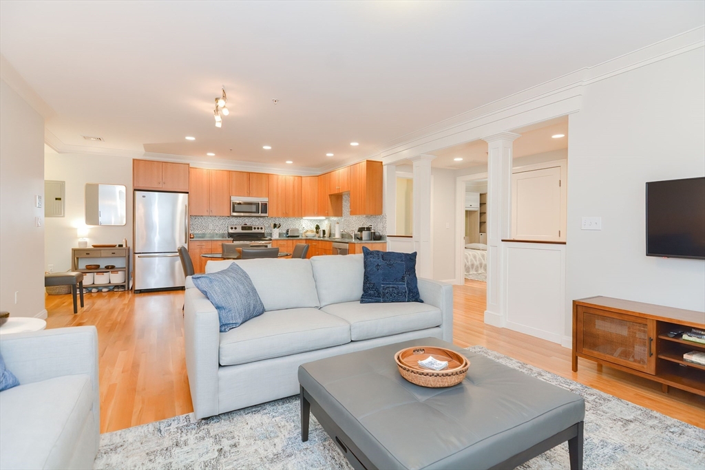 156 Green St # 201