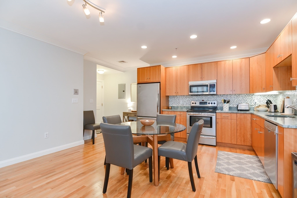 156 Green St # 201