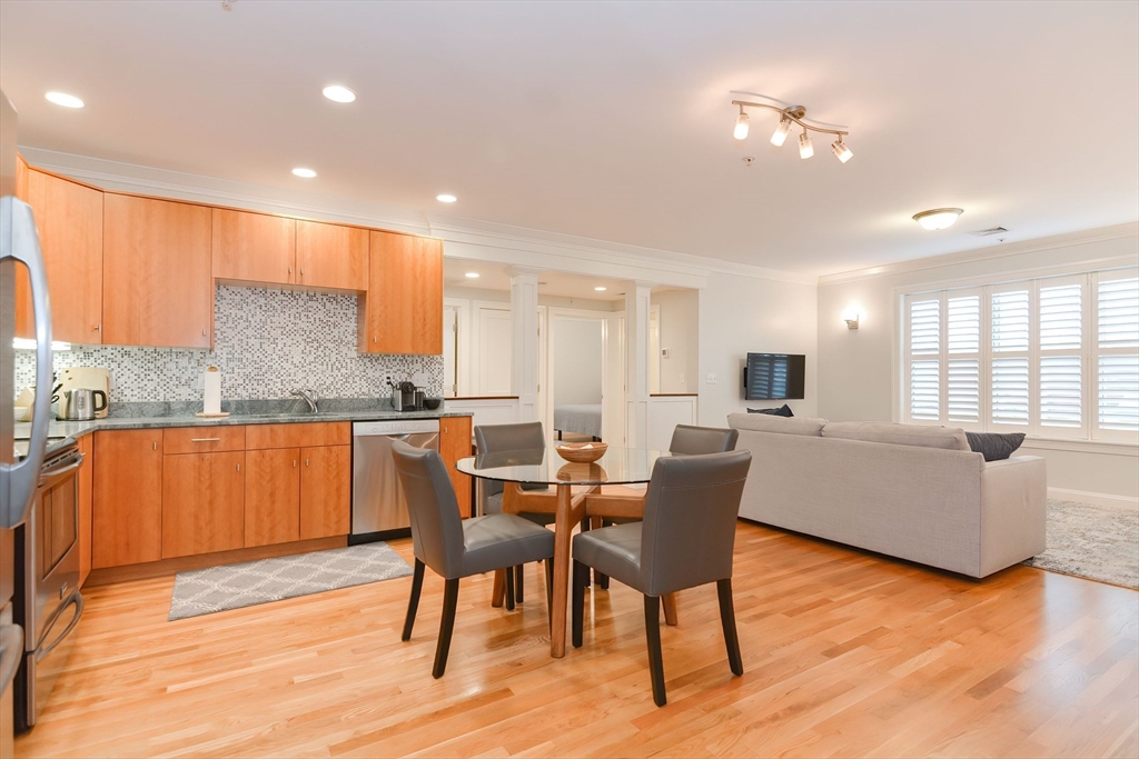 156 Green St # 201