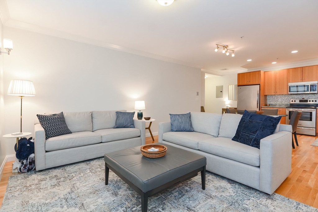 156 Green St # 201